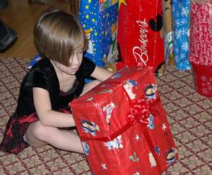 04 Anna Opens Present Picture 4