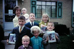 Easter in lilibet frontyard Sandy Kathy Rick Tom Bill Mary Ann Ron Picture 255